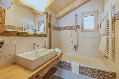 Ein Badezimmer in der Unterkunft Chalets AurAlpin