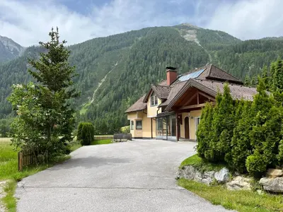 Ein allgemeiner Bergblick oder ein Berglick von des Ferienhauses aus