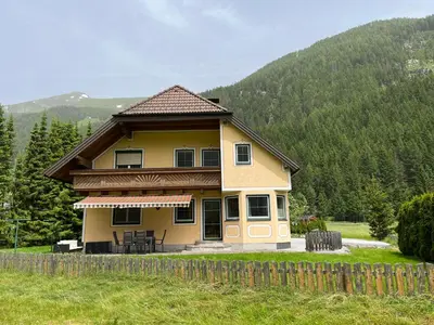 Ein allgemeiner Bergblick oder ein Berglick von des Ferienhauses aus