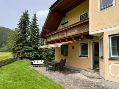 Ein allgemeiner Bergblick oder ein Berglick von des Ferienhauses aus