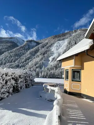 Ein allgemeiner Bergblick oder ein Berglick von des Ferienhauses aus
