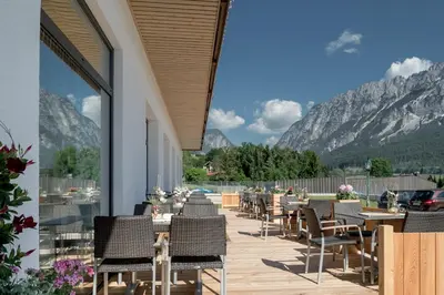 Ein allgemeiner Bergblick oder ein Berglick von des Hotels aus