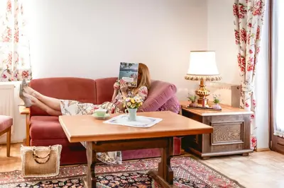Ein Sitzbereich in der Unterkunft Seebad Appartements
