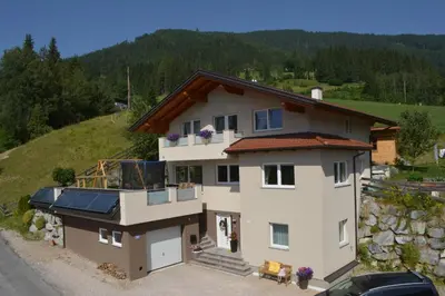 Ein allgemeiner Bergblick oder ein Berglick von der Ferienwohnung aus