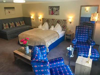 Ein Bett oder Betten in einem Zimmer der Unterkunft Andi's Skihotel