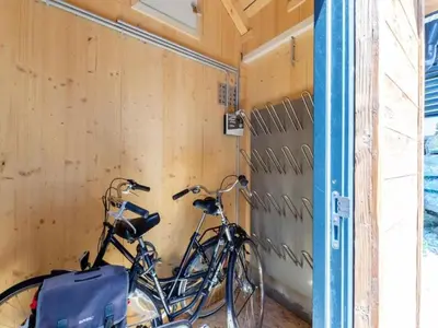 Radfahren an der Unterkunft Alpinn Wellness 1 oder in der Nähe