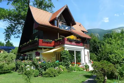 Ein allgemeiner Bergblick oder ein Berglick von der Ferienwohnung aus