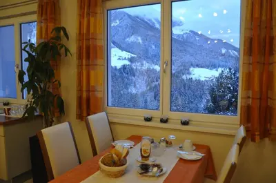 Ein allgemeiner Bergblick oder ein Berglick von des Privatzimmers aus