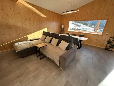 Ein Sitzbereich in der Unterkunft Panorama-Apartment Ennstalblick