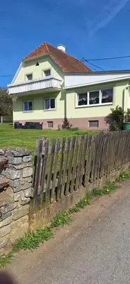 Das Gebäude in dem sich das Privatzimmer befindet