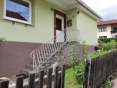 Das Gebäude in dem sich das Privatzimmer befindet