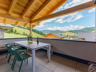 Ein allgemeiner Bergblick oder ein Berglick von des Ferienhauses aus