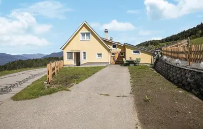 Ein allgemeiner Bergblick oder ein Berglick von des Ferienhauses aus