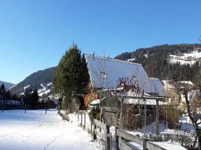 Ein allgemeiner Bergblick oder ein Berglick von des Chalets aus