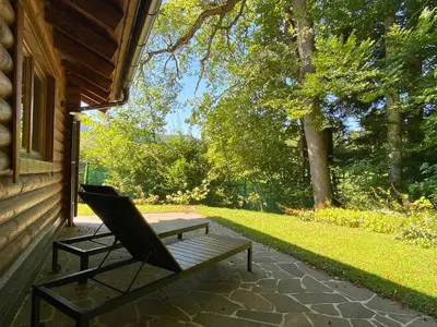 Ein Garten an der Unterkunft Hütte am Wald