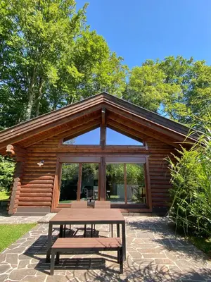 Das Gebäude in dem sich das Ferienhaus befindet