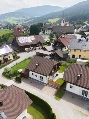 Ein allgemeiner Bergblick oder ein Berglick von des Ferienhauses aus