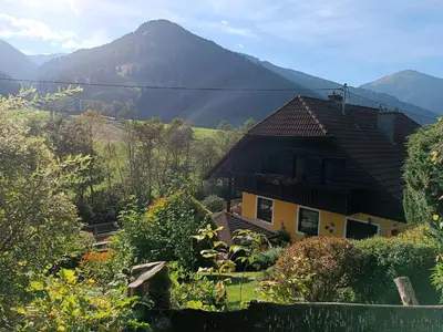Ein allgemeiner Bergblick oder ein Berglick von des Bed & Breakfasts aus