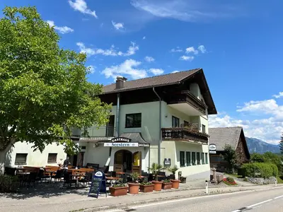 Ein allgemeiner Bergblick oder ein Berglick von des Gasthauses aus
