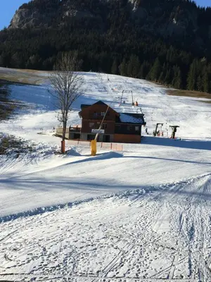 Big apartment, 72m2, still good skiing , swimming pool inhouse , table tennis, therme im Winter