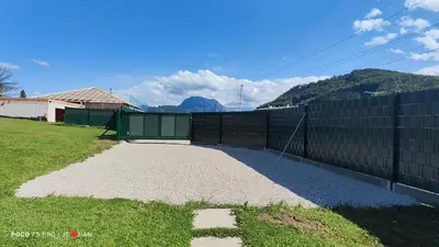 Ein allgemeiner Bergblick oder ein Berglick von des Ferienhauses aus
