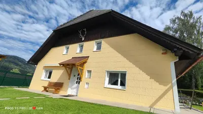 Das Gebäude in dem sich das Ferienhaus befindet