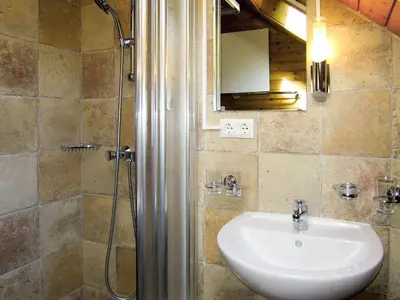Ein Badezimmer in der Unterkunft Chalet Fischerhütte by Interhome