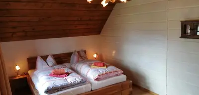 Ein Bett oder Betten in einem Zimmer der Unterkunft Heidi's Häuschen