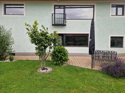 Ein Garten an der Unterkunft Wohnung mit Garten