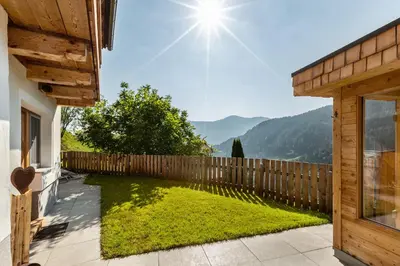 Ein allgemeiner Bergblick oder ein Berglick von des Chalets aus