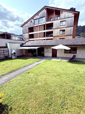 Das Gebäude in dem sich das Ferienhaus befindet