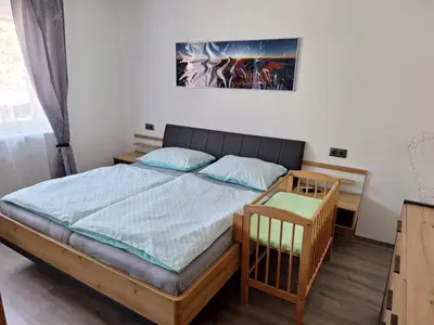 Ein Bett oder Betten in einem Zimmer der Unterkunft Ferienwohnung Sölkner