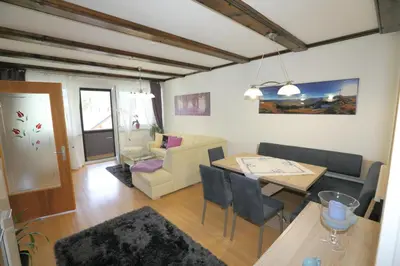 Ein Sitzbereich in der Unterkunft Ferienwohnung Sölkner