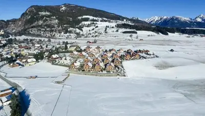 Ein allgemeiner Bergblick oder ein Berglick von des Ferienhauses aus