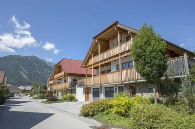 Ein allgemeiner Bergblick oder ein Berglick von des Ferienhauses aus