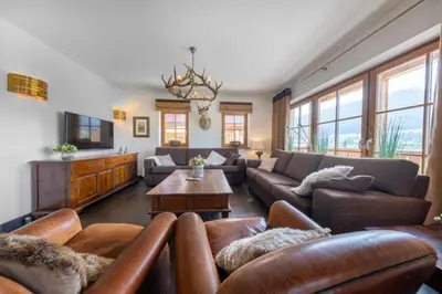 Ein Sitzbereich in der Unterkunft Panorama Chalet Taurachtal