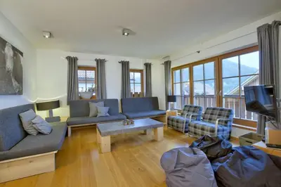 Ein Sitzbereich in der Unterkunft Panorama Chalet Grau