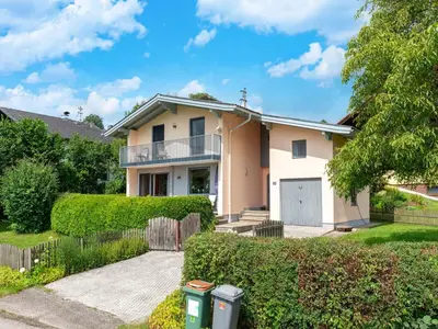 Das Gebäude in dem sich das Ferienhaus befindet