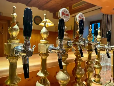 Ein Restaurant oder anderes Speiselokal in der Unterkunft Hotel Ledererwirt