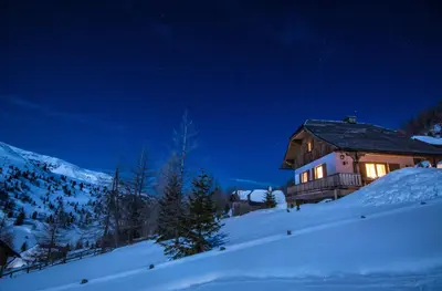 AUSZEIT Almchalet im Winter