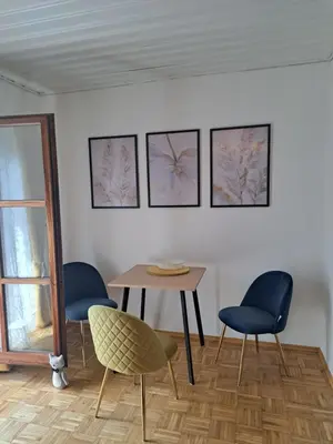Ein Sitzbereich in der Unterkunft Ferienwohnung Bergblick