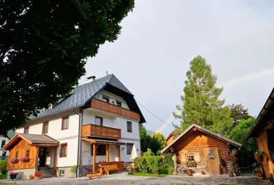 Das Gebäude in dem sich der Bauernhof befindet