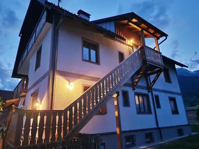 Das Gebäude in dem sich der Bauernhof befindet