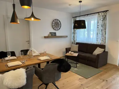 Ein Sitzbereich in der Unterkunft Local View Apartment - by myNests