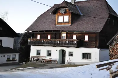 Das Gebäude in dem sich der Bauernhof befindet
