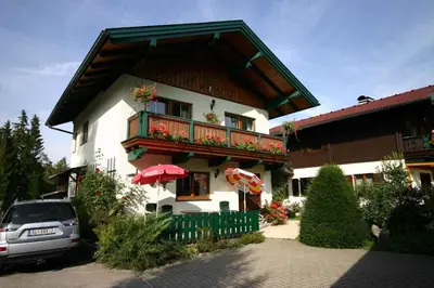 Das Gebäude in dem sich das Ferienhaus befindet