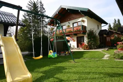 Ein Garten an der Unterkunft Holiday home Strobl - Salzburger Land 103