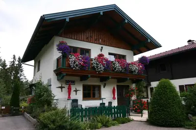 Das Gebäude in dem sich das Ferienhaus befindet