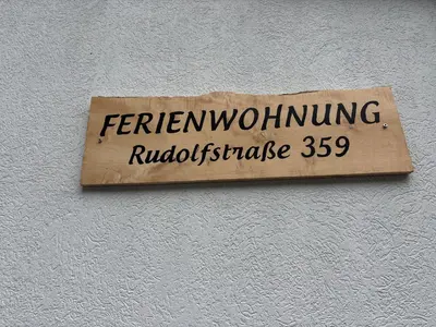 Ein Zertifikat, Auszeichnung, Logo oder anderes Dokument, das in der Unterkunft Ferienwohnung Rudolfstraße ausgestellt ist