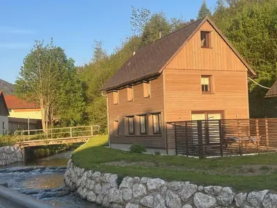 Das Gebäude in dem sich das Ferienhaus befindet